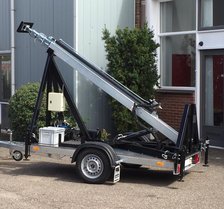 Uitschuifbare hydraulische telescopische mast op aanhanger