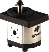 4.5 cc tandwielpomp links met 1:5 conische as, pasrand 80 mm