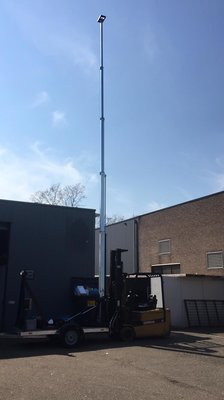 Uitschuifbare hydraulische telescopische mast op aanhanger