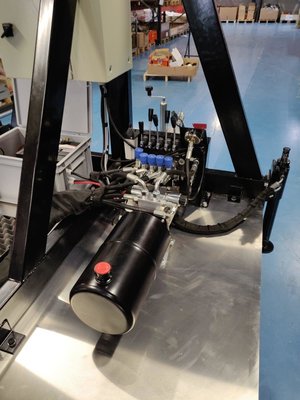 Uitschuifbare hydraulische telescopische mast op aanhanger