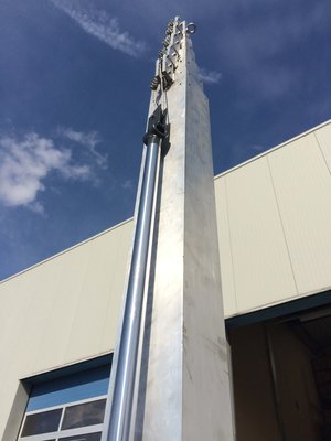 Hydraulische telescopische mast inclusief steunpoten